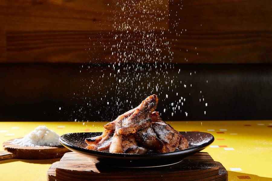 ハッピーターンの“魔法の粉”が焼肉に！？　牛角とのコラボメニュー4種が登場