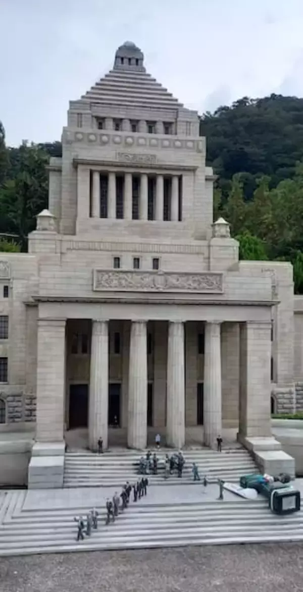 「身長7cmの高市首相が国会議事堂に！東武ワールドスクウェアの小ネタが話題」の画像