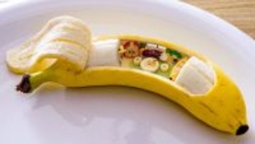 皮を剥くと秘密の部屋　樹脂粘土で作られた「バナナの中のミニチュア部屋」