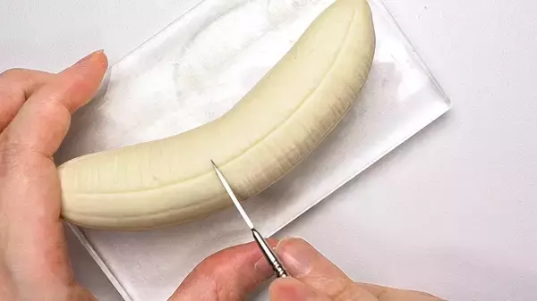 「皮を剥くと秘密の部屋　樹脂粘土で作られた「バナナの中のミニチュア部屋」」の画像