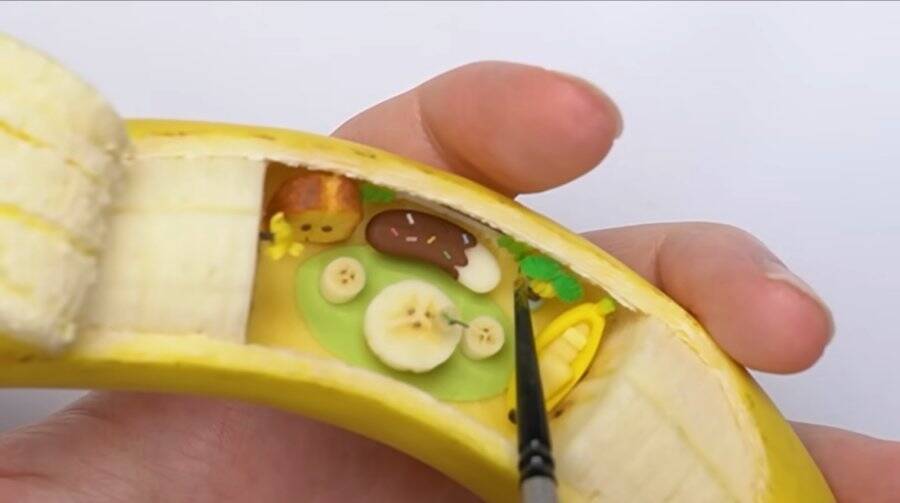 皮を剥くと秘密の部屋　樹脂粘土で作られた「バナナの中のミニチュア部屋」