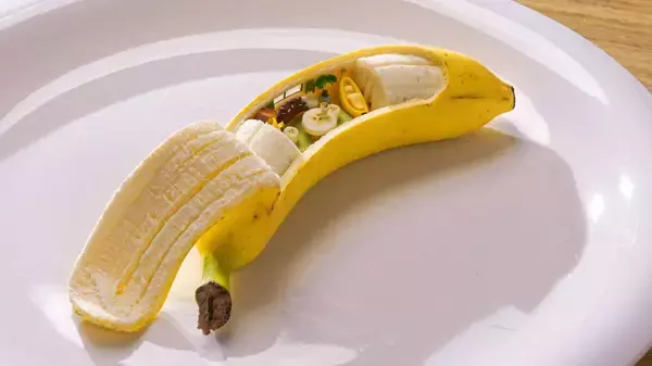 「皮を剥くと秘密の部屋　樹脂粘土で作られた「バナナの中のミニチュア部屋」」の画像
