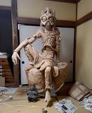 「新聞紙とガムテープで醸す神秘感……畳に佇む坐像に「脳を焼かれました」」の画像1