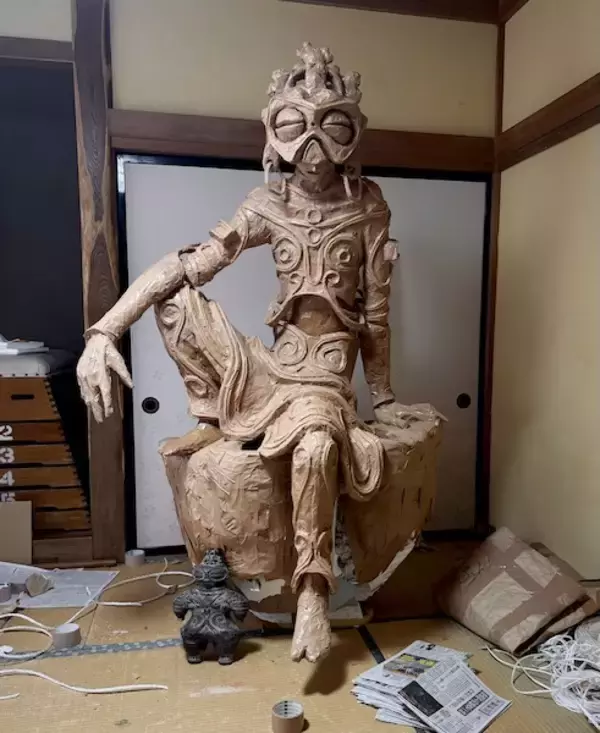 新聞紙とガムテープで醸す神秘感……畳に佇む坐像に「脳を焼かれました」