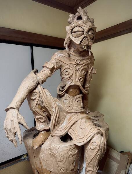新聞紙とガムテープで醸す神秘感……畳に佇む坐像に「脳を焼かれました」