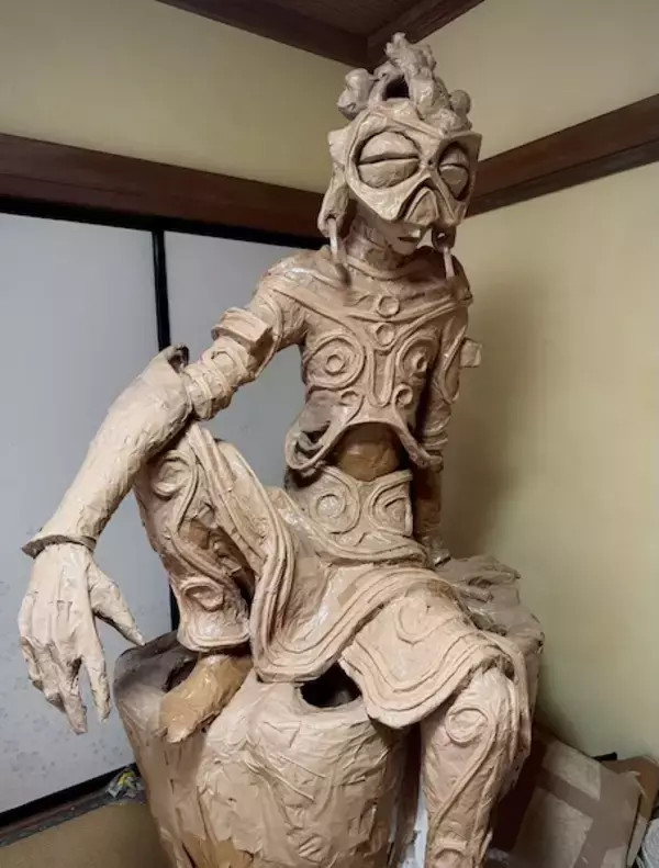 「新聞紙とガムテープで醸す神秘感……畳に佇む坐像に「脳を焼かれました」」の画像