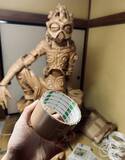 「新聞紙とガムテープで醸す神秘感……畳に佇む坐像に「脳を焼かれました」」の画像4