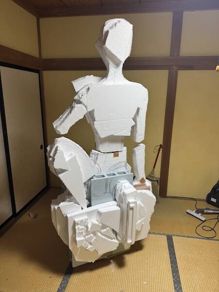 新聞紙とガムテープで醸す神秘感……畳に佇む坐像に「脳を焼かれました」