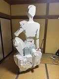 「新聞紙とガムテープで醸す神秘感……畳に佇む坐像に「脳を焼かれました」」の画像5