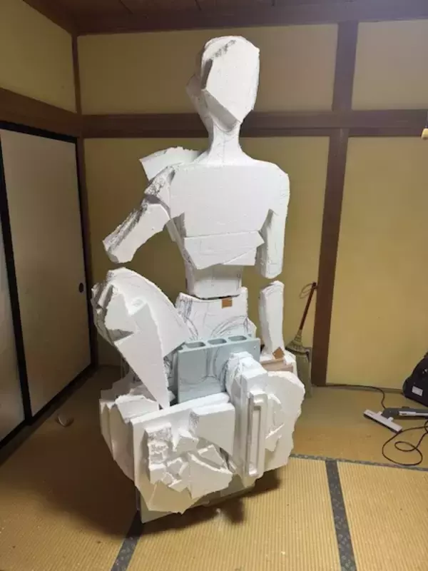 「新聞紙とガムテープで醸す神秘感……畳に佇む坐像に「脳を焼かれました」」の画像