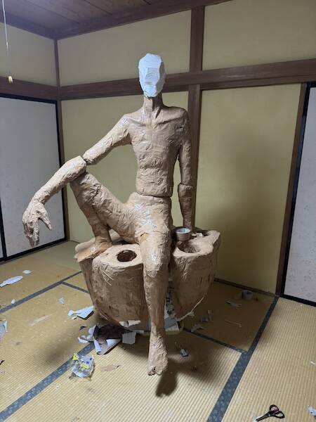 新聞紙とガムテープで醸す神秘感……畳に佇む坐像に「脳を焼かれました」