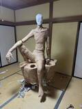「新聞紙とガムテープで醸す神秘感……畳に佇む坐像に「脳を焼かれました」」の画像6