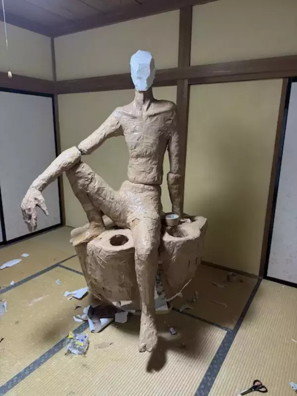 「新聞紙とガムテープで醸す神秘感……畳に佇む坐像に「脳を焼かれました」」の画像