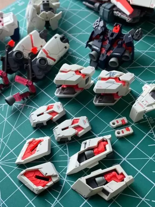 「蛍光塗料とブラックライトで伝えるサイコフレームの煌めきに胸がドキドキ」の画像