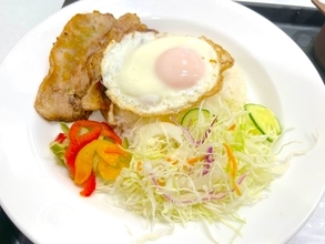 好みが分かれると評判の松屋「コムタム風ポークライス」を実食　大使館お墨付きのソースの味は？