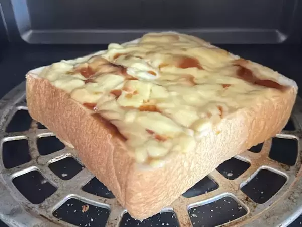 「プリン×食パンで満たす背徳感……セブン公式のトーストアレンジがうまくてあまくて幸せだ」の画像