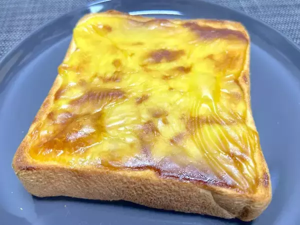 「プリン×食パンで満たす背徳感……セブン公式のトーストアレンジがうまくてあまくて幸せだ」の画像