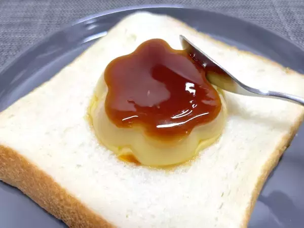 「プリン×食パンで満たす背徳感……セブン公式のトーストアレンジがうまくてあまくて幸せだ」の画像