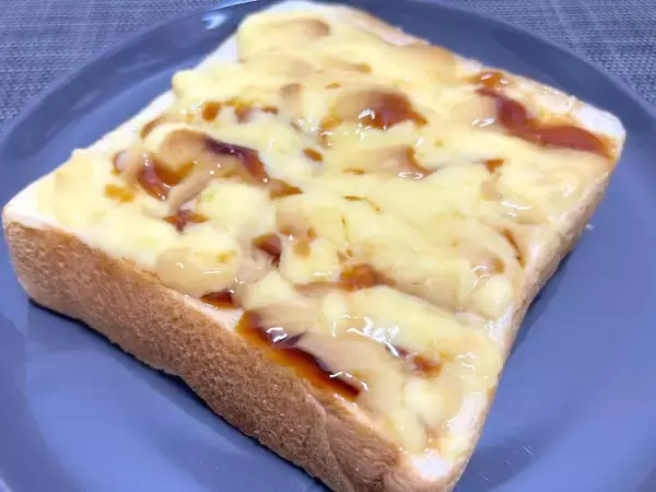 「プリン×食パンで満たす背徳感……セブン公式のトーストアレンジがうまくてあまくて幸せだ」の画像