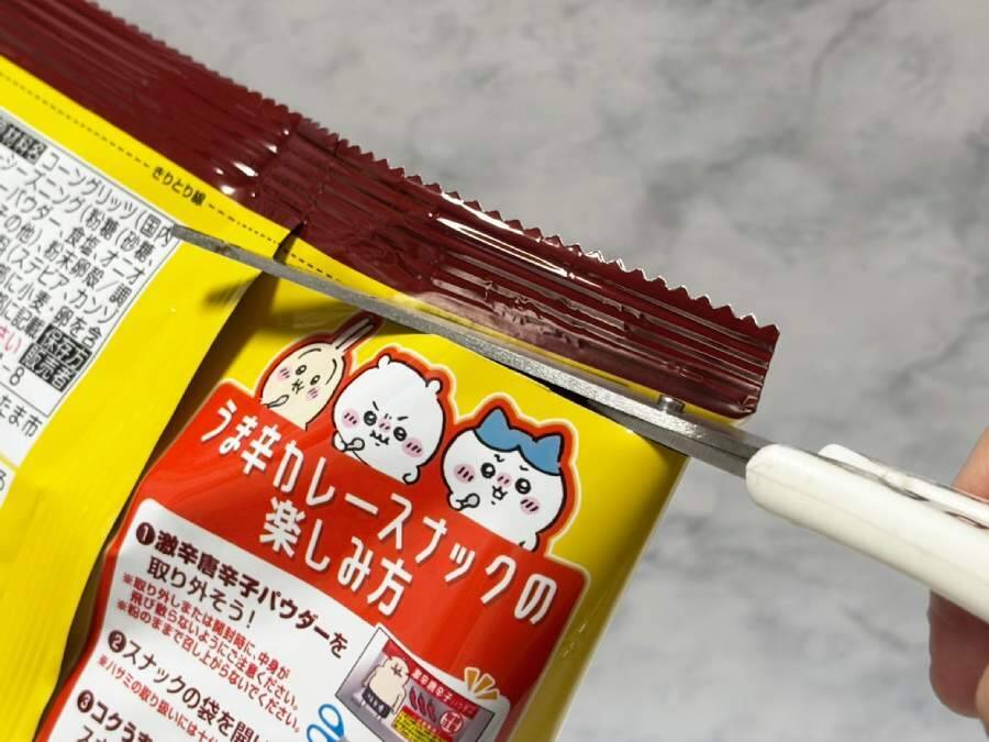 「映画ちいかわ」劇中の“激辛カレー”を再現　セブン先行販売「うま辛カレースナック」食べたら汗が止まらなかった