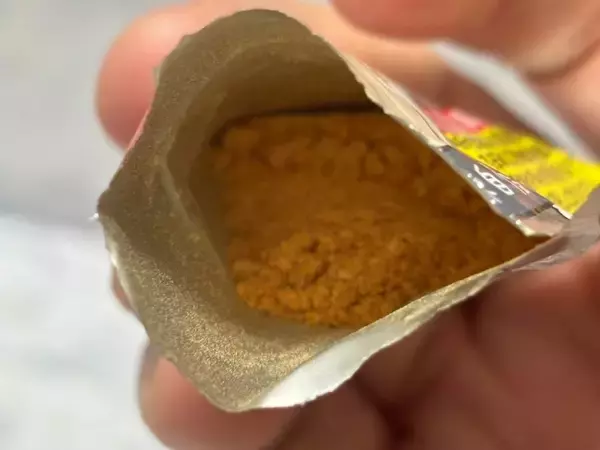 「「映画ちいかわ」劇中の“激辛カレー”を再現　セブン先行販売「うま辛カレースナック」食べたら汗が止まらなかった」の画像