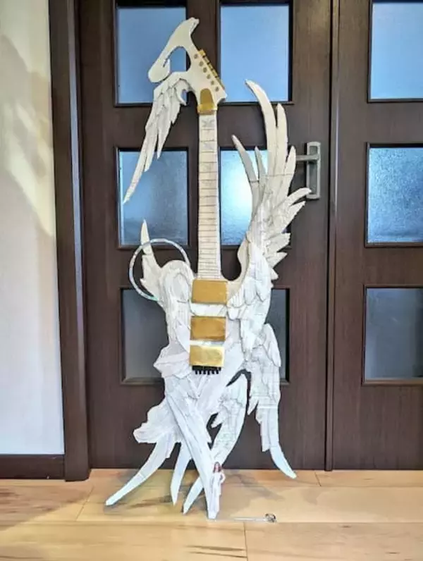 「THE ALFEEファンの「ごっこ遊び」が話題　高見沢俊彦のエンジェルギターをダンボールで再現！」の画像