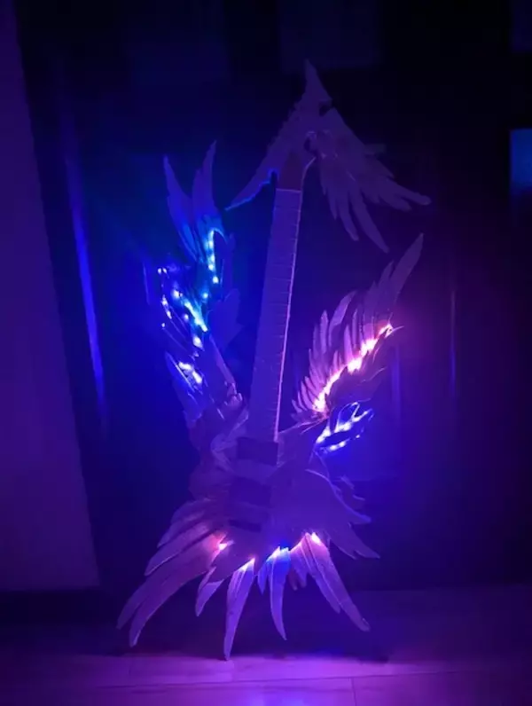 「THE ALFEEファンの「ごっこ遊び」が話題　高見沢俊彦のエンジェルギターをダンボールで再現！」の画像