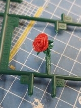 プラモの「ランナー」に美しい薔薇が咲く　ヒートペンを駆使したエコなアート作品