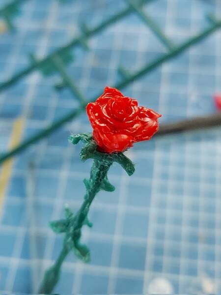 プラモの「ランナー」に美しい薔薇が咲く　ヒートペンを駆使したエコなアート作品