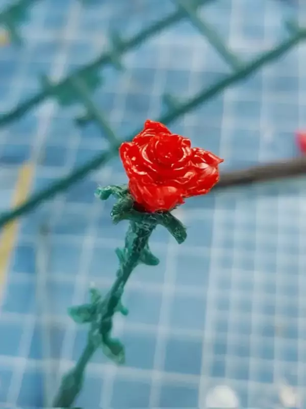 「プラモの「ランナー」に美しい薔薇が咲く　ヒートペンを駆使したエコなアート作品」の画像