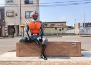 石巻に仮面ライダーアマゾンのベンチアート新設　アカレンジャーも復活