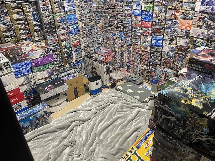 部屋を埋め尽くすプラモと等身大パネル　社会人の趣味部屋がBeforeもAfterも壮観