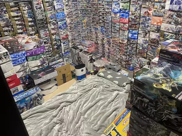 「部屋を埋め尽くすプラモと等身大パネル　社会人の趣味部屋がBeforeもAfterも壮観」の画像