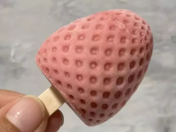 「SNSでバズった「3Dアイス」がひとくちサイズに　セブン先行発売の「3Dフルーツポップス」を正直レビュー」の画像