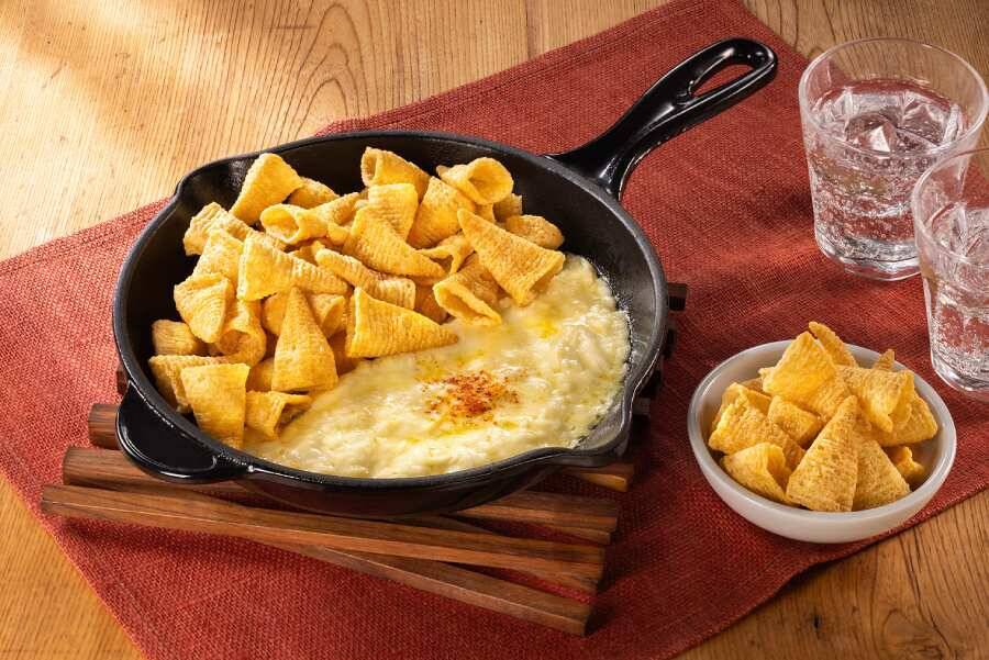 「とんがりコーン」でチーズをディップ　新味「チーズタッカルビ味」2月16日発売