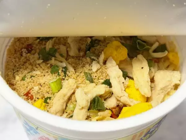 「これ非常食にもいいのでは？　初の“冷水専用”カップヌードル2種を実食」の画像