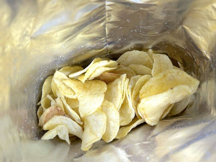 「急いで舌を青くしたい時に便利」という謎需要でも開拓する気か？ドンキ、「舌が青くなるポテチ」を実食