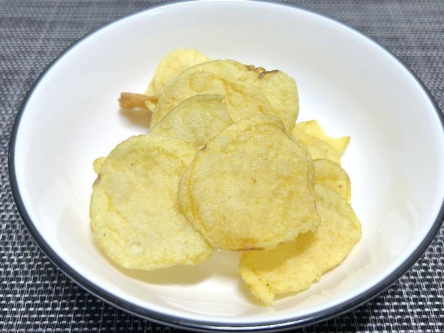 「急いで舌を青くしたい時に便利」という謎需要でも開拓する気か？ドンキ、「舌が青くなるポテチ」を実食