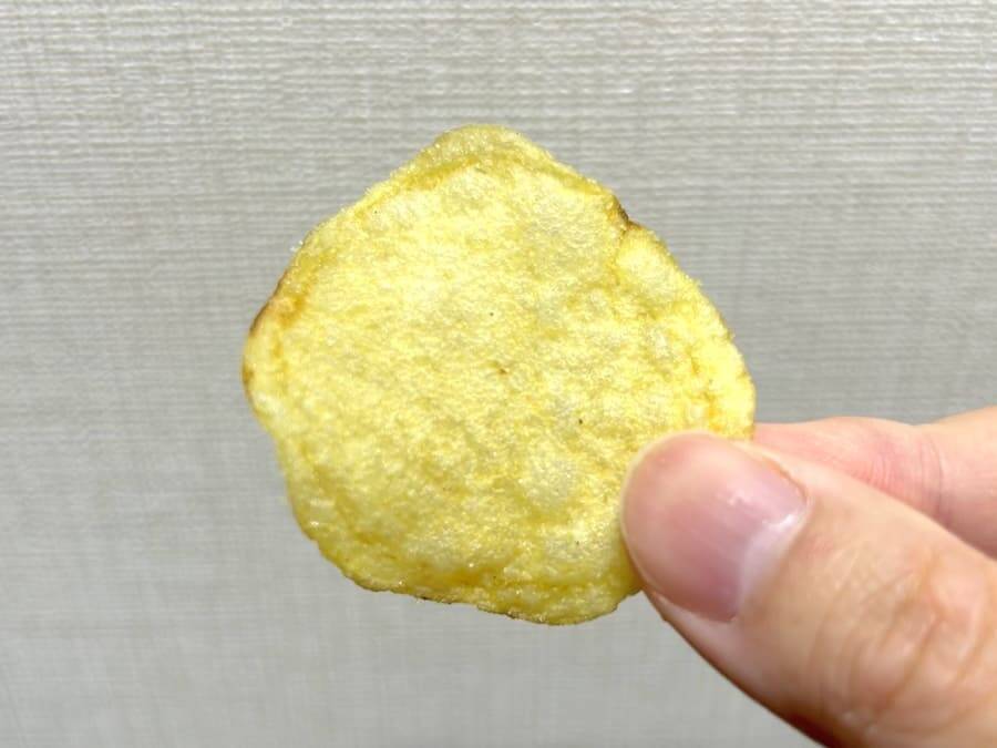 「急いで舌を青くしたい時に便利」という謎需要でも開拓する気か？ドンキ、「舌が青くなるポテチ」を実食