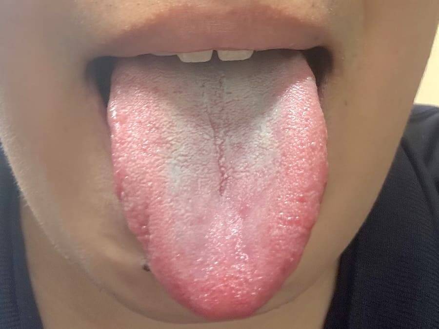 「急いで舌を青くしたい時に便利」という謎需要でも開拓する気か？ドンキ、「舌が青くなるポテチ」を実食