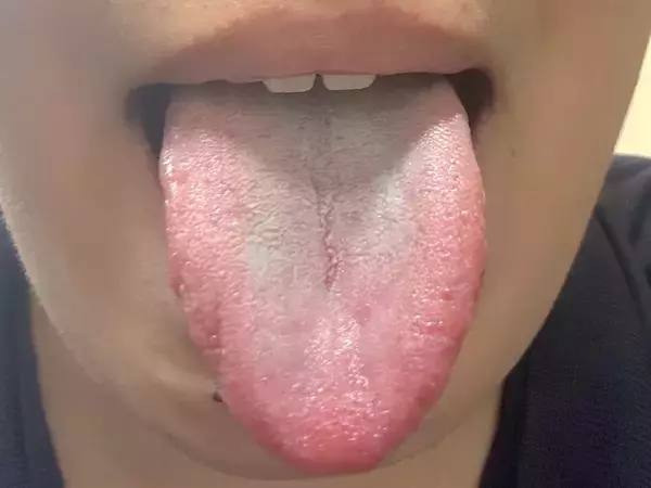 「「急いで舌を青くしたい時に便利」という謎需要でも開拓する気か？ドンキ、「舌が青くなるポテチ」を実食」の画像