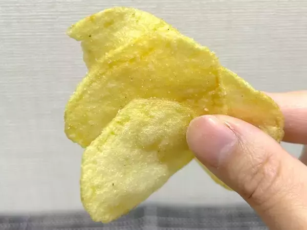 「「急いで舌を青くしたい時に便利」という謎需要でも開拓する気か？ドンキ、「舌が青くなるポテチ」を実食」の画像