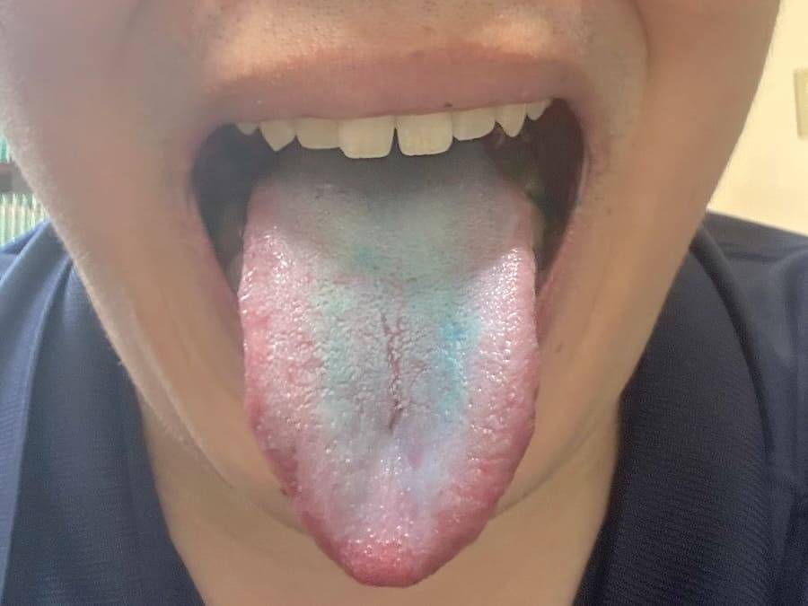 「急いで舌を青くしたい時に便利」という謎需要でも開拓する気か？ドンキ、「舌が青くなるポテチ」を実食