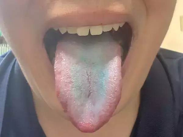 「「急いで舌を青くしたい時に便利」という謎需要でも開拓する気か？ドンキ、「舌が青くなるポテチ」を実食」の画像