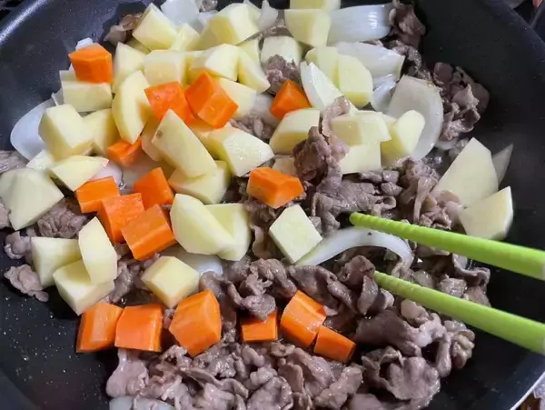 「ネタ臭漂う井村屋公式レシピに挑戦　肉じゃがにあずきバーをドーン！」の画像