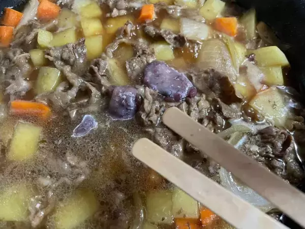 「ネタ臭漂う井村屋公式レシピに挑戦　肉じゃがにあずきバーをドーン！」の画像