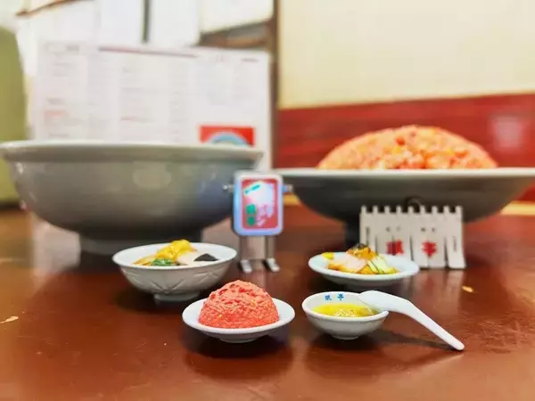 「下北沢の町中華「珉亭」のフィギュア発売　名物「ピンクチャーハン」や店の看板など再現」の画像
