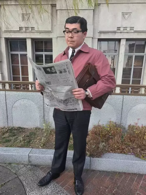 「最新ユニクロアイテムで「昭和のサラリーマン」を完全再現　ロケ地も小物も完璧な着こなしに絶賛の声」の画像