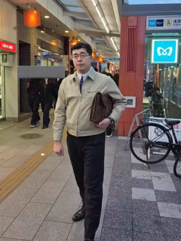 「最新ユニクロアイテムで「昭和のサラリーマン」を完全再現　ロケ地も小物も完璧な着こなしに絶賛の声」の画像