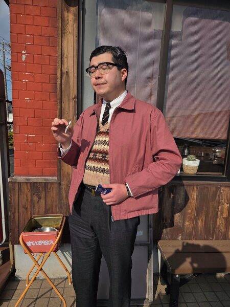 最新ユニクロアイテムで「昭和のサラリーマン」を完全再現　ロケ地も小物も完璧な着こなしに絶賛の声